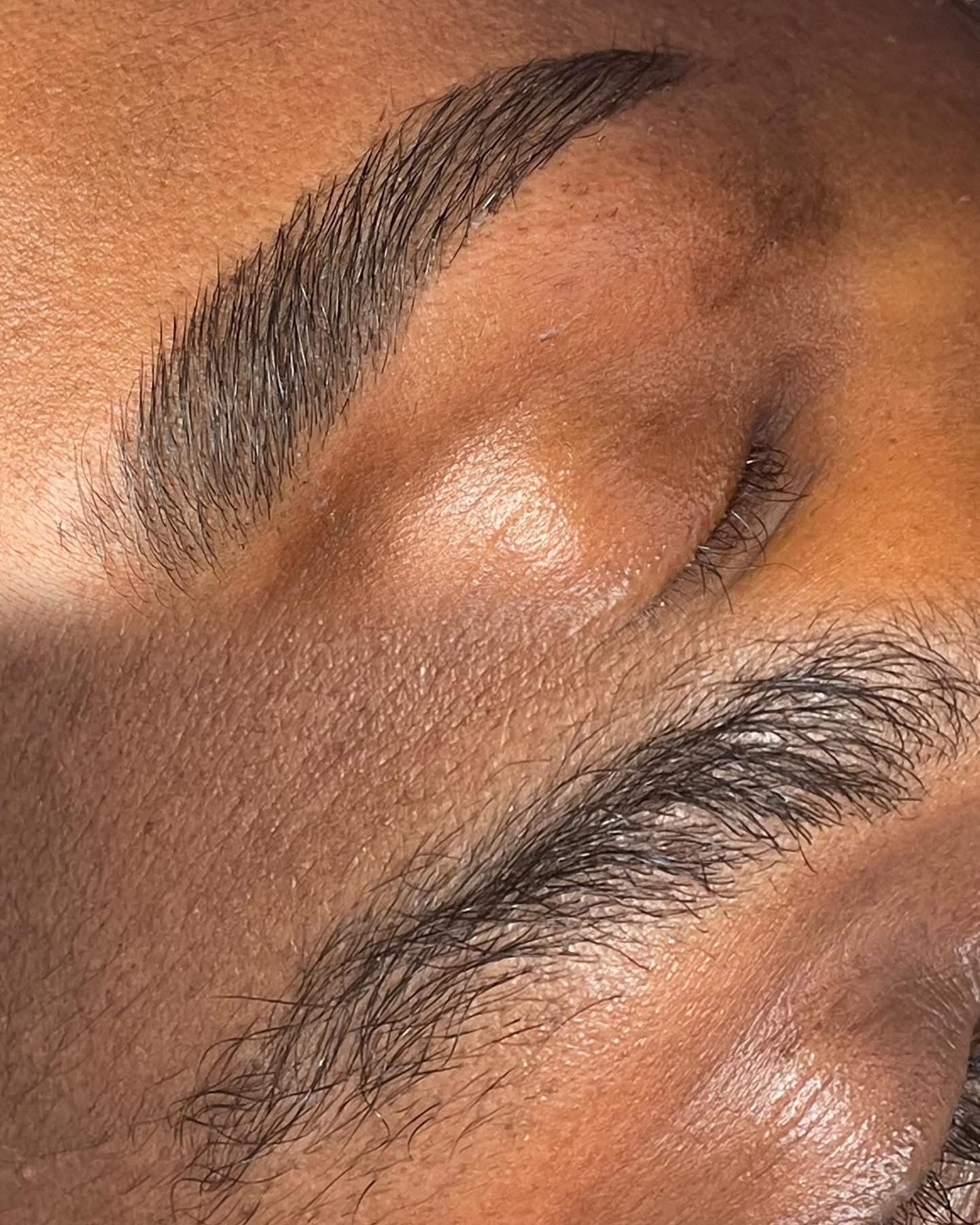 Eye with fresh hybrid lash extension set